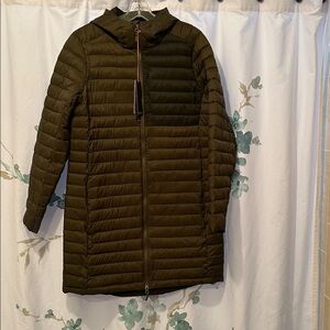 Orvis Women’sTwo-Tone Drift Parka
It is olive green with pocket a darker green